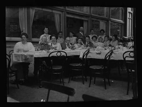 Primera imagen del registro Retrato de grupo de personas en comedor
