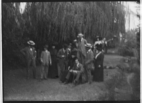 Primera imagen del registro Retrato familiar en paisaje exterior