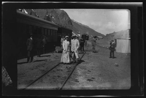 Primera imagen del registro Pareja junto a tren en camino cordillerano