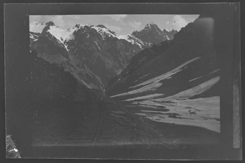 Primera imagen del registro Sujeto en vías férreas de paisaje cordillerano