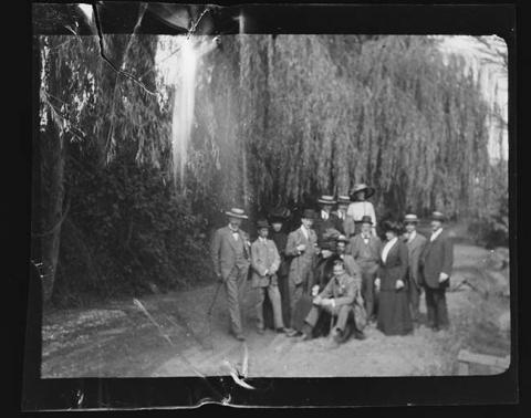 Primera imagen del registro Retrato familiar en paisaje exterior
