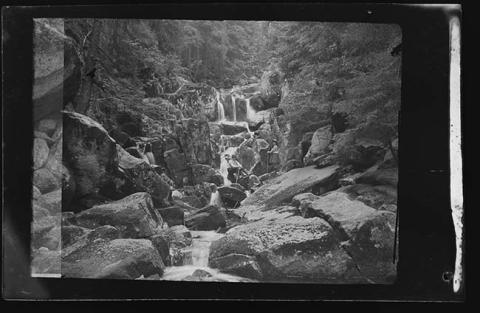Primera imagen del registro Hombre y niña en cascada de arroyo