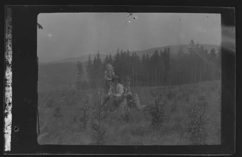 Primera imagen del registro Dos hombres y una niña en paisaje natural