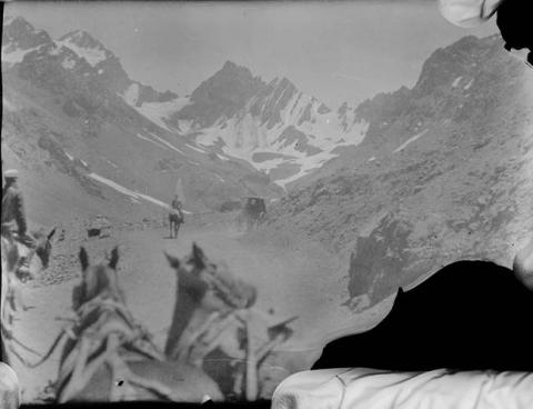 Primera imagen del registro Sujetos cabalgando en paisaje cordillerano