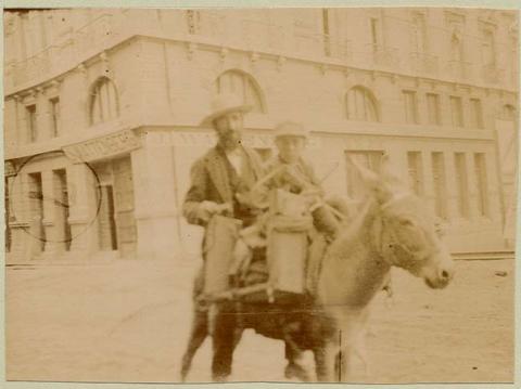 Primera imagen del registro Hombre y joven montando burro