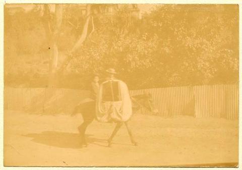 Primera imagen del registro Hombre y joven montando caballo