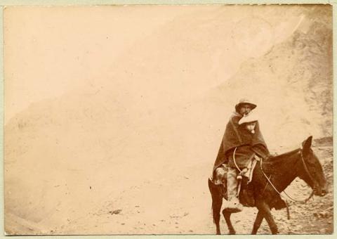 Primera imagen del registro Hombre y niño montados en burro en Cordillera de los Andes