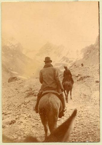 Primera imagen del registro Hombres montados a caballo en Cordillera de los Andes