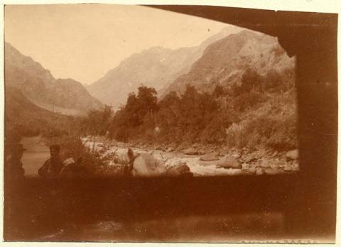 Primera imagen del registro Hombres en paisaje natural