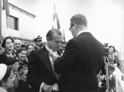 Primera imagen del registro Presidente Gabriel González Videla recibe condecoración