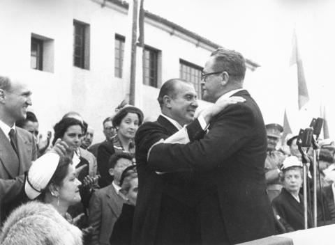 Primera imagen del registro Presidente Gabriel González Videla recibe condecoración