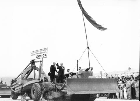 Primera imagen del registro Desfile de la constructora Longhi y Cía.