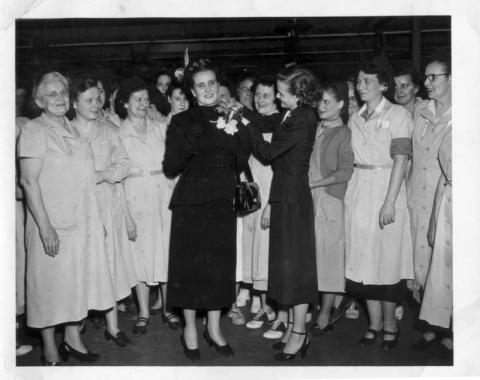 Primera imagen del registro Rosa Markmann junto a trabajadoras del laboratorio Schering Corporation