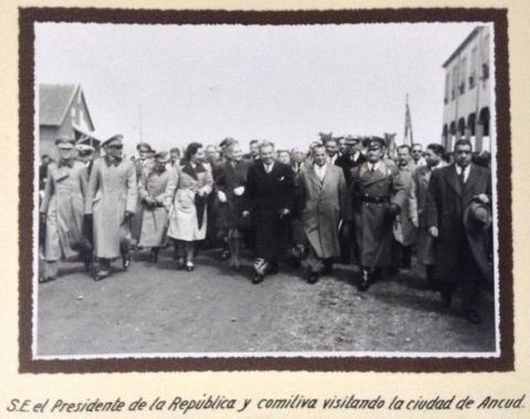 Primera imagen del registro Presidente González Videla y su comitiva llegan a Ancud