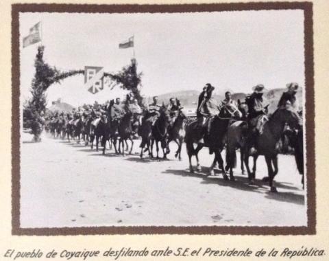 Primera imagen del registro Jinetes de Coyhaique desfilan ante el presidente González Videla