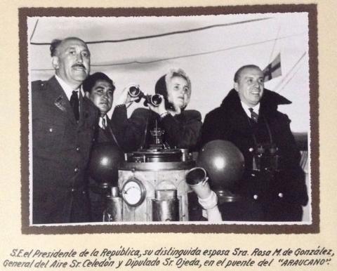 Primera imagen del registro Presidente González Videla, primera dama y autoridades, a bordo del BMS Araucano