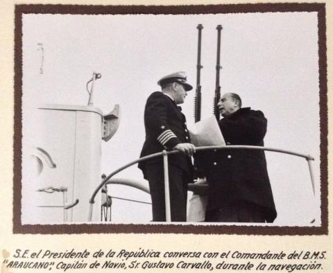 Primera imagen del registro Presidente González Videla y el capitán Carvallo, a bordo del BMS Araucano