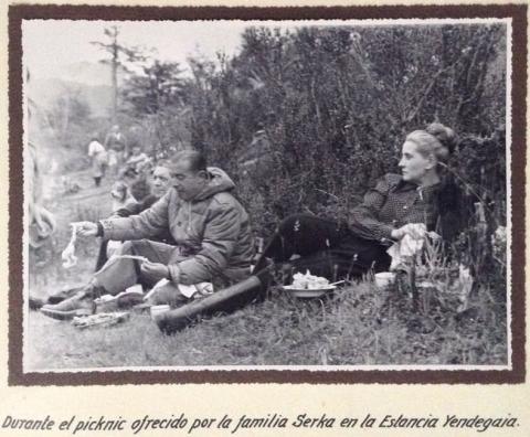 Primera imagen del registro Presidente González Videla y la primera dama en picnic en Yendegaia