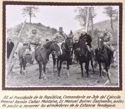 Primera imagen del registro Presidente González Videla y autoridades a caballo en la Estancia Yendegaia
