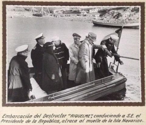 Primera imagen del registro Presidente González Videla desembarca en Isla Navarino