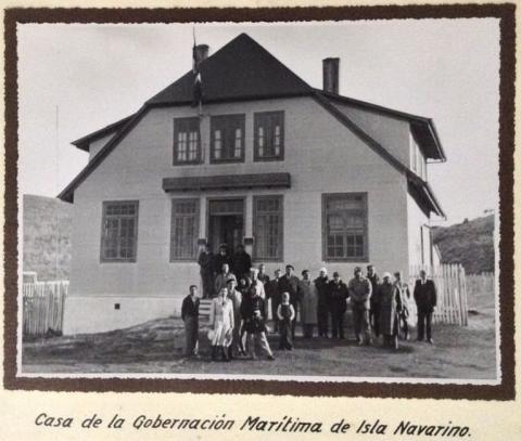 Primera imagen del registro Presidente González Videla y su comitiva en la Gobernación Marítima de Isla Navarino