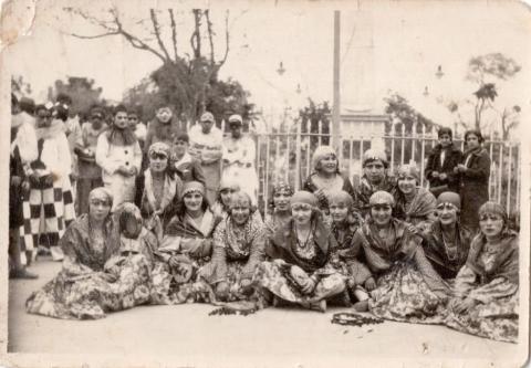 Primera imagen del registro Julieta Guajardo y grupo de jóvenes en la Fiesta de la Primavera de La Serena