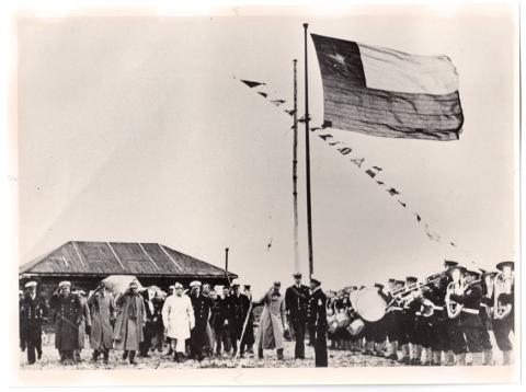 Primera imagen del registro Presidente Gabriel González Videla homenajeado al llegar a la Antártica