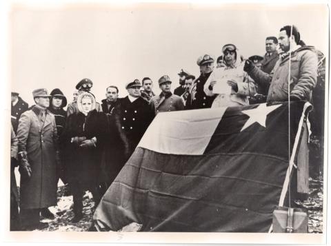 Primera imagen del registro Presidente Gabriel González Videla inaugura base militar en la Antártica Chilena