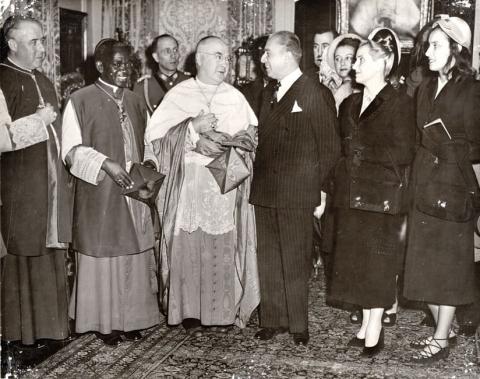 Primera imagen del registro Presidente González Videla y esposa asisten a misa en la Catedral de San Patricio
