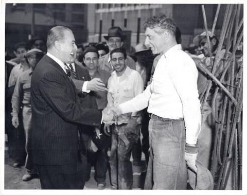 Primera imagen del registro Saludo de González Videla a obreros del edificio de la ONU