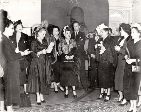 Primera imagen del registro Primera dama Rosa Markmann lee un discurso ante el Club Femenino Norteamericano