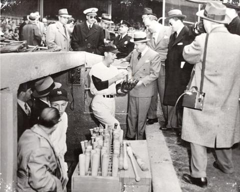 Primera imagen del registro Presidente González Videla conversa con beisbolista