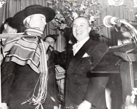 Primera imagen del registro Presidente González Videla junto a alcalde de New York