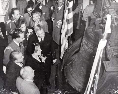Primera imagen del registro Presidente González Videla y Rosa Markmann junto a la Campana de la Libertad