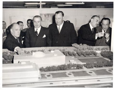 Primera imagen del registro Presidente González Videla observa una maqueta del edificio de la ONU
