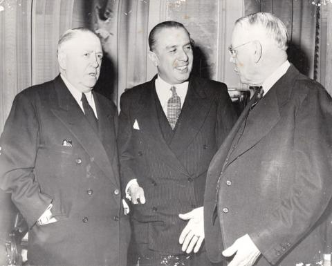 Primera imagen del registro Presidente González Videla junto a directivos gremiales de Estados Unidos