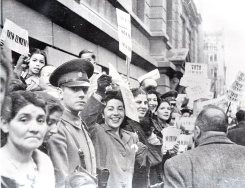 Primera imagen del registro Mujeres celebran la promulgación de la Ley del Sufragio Femenino