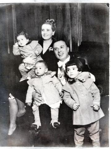 Primera imagen del registro Gabriel González Videla y Rosa Markmann junto a sus nietos