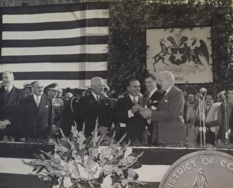 Primera imagen del registro Presidente González Videla recibe las llaves de la ciudad de Washington