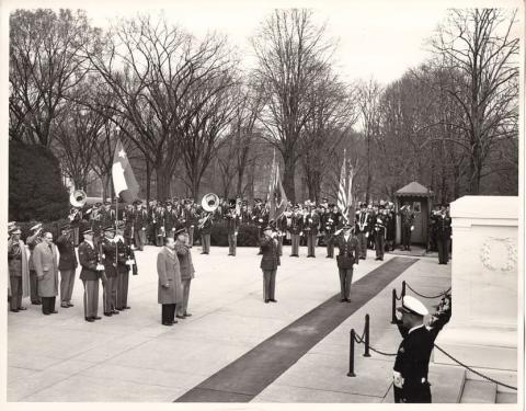 Primera imagen del registro Presidente González Videla rinde homenaje en la Tumba del Soldado Desconocido
