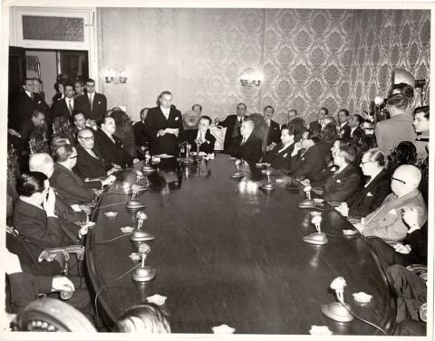 Primera imagen del registro Presidente González Videla ante miembros de la OEA