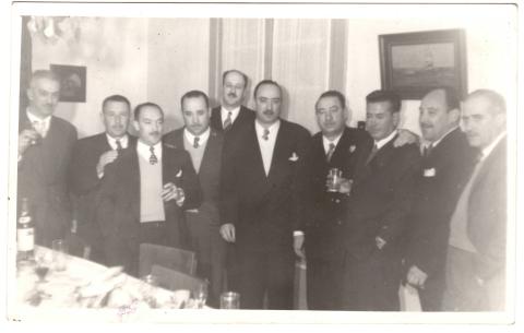 Primera imagen del registro Hombres reunidos en un banquete