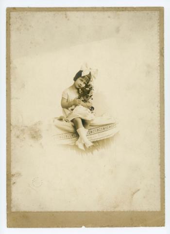 Primera imagen del registro Retrato infantil con ramo de flores