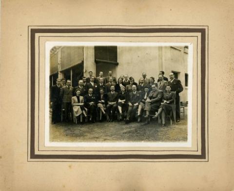 Primera imagen del registro Retrato grupal en exterior, 1940