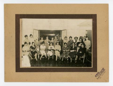Primera imagen del registro Retrato grupal de mujeres en interior