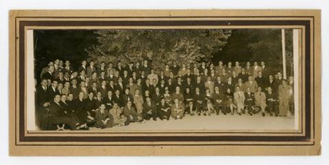 Primera imagen del registro Retrato panorámico de grupo mixto