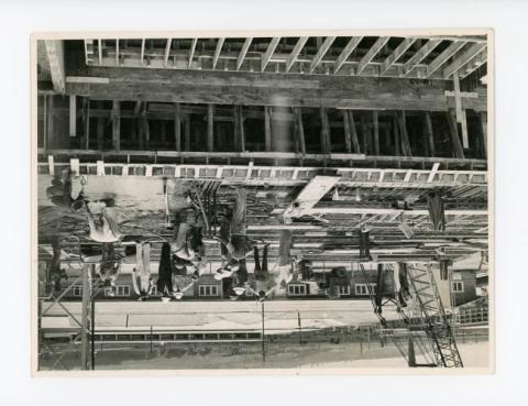 Primera imagen del registro Obreros trabajando en construcción, 1958