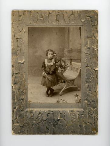 Primera imagen del registro Retrato de niña con sitial, 1910