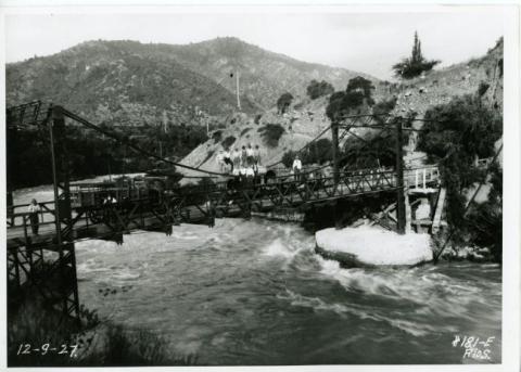 Primera imagen del registro Retrato de trabajadores sobre el puente, 1927