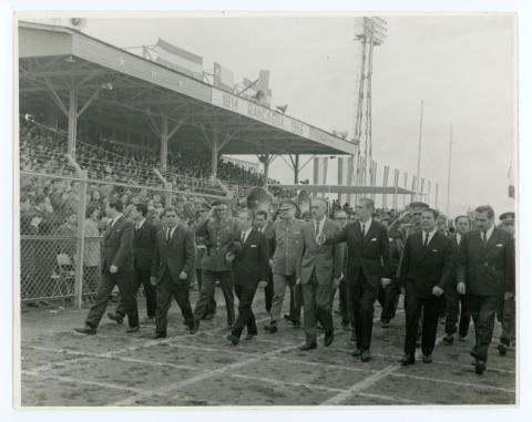 Primera imagen del registro Eduardo Frei Montalva en el estadio El Teniente, 1966